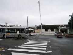 皆谷行（手前）が停車しています。
先ほどまで乗っていた「ときがわ町路線（イーグルバス）」はミニバスが主流でしたが、「東秩父村路線（イーグルバス）」は中型バスです。