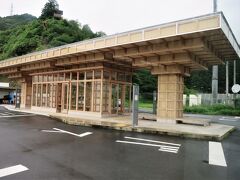 まもなく和紙の里に着きます。
東秩父村路線にも導入したハブ＆スポーク方式、中心拠点となる「和紙の里」は立派な木造のターミナルで、待合室の内装の一部に村特産の和紙を用いています。