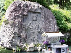 長岩屋川の巨岩に、高さ約３ｍの不動明王像と左右にコンガラ童子、セイタカ童子が彫られています。