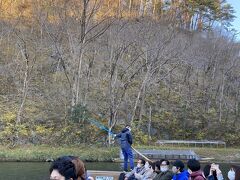 名勝猊鼻渓の名物である舟下り。
船頭さんが竿一本で巧みに船を操ります。
ワタシが乗った船は菅原さんという女性の船頭さんでした。