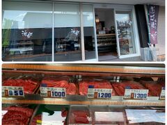 城跡に行く時に通った近江牛のお店(*ﾟ▽ﾟ*)
帰りに立ち寄りコロッケやら串カツなど揚げてもらってお肉も購入。

【近江牛 池もと】
http://oumibeef-ikemoto.com/