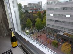・11月13日（金）
カーテンを開けたら，ホテルの窓から旧北海道庁舎が見えました！
スパークリングワインで祝杯!!