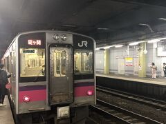 新青森→弘前間は8駅で35分。
さっきの写真は列車のライトが飛び散っちゃたので撮り直し！(笑)。

何気なく調べてみたら、奥羽本線って福島から青森まで走っているんです。
いったい何時間かかるんだろうか。