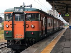 終点の柏崎には13:43、行き止まり式の0番線に到着しました。
列車から降り立ったのは目算で20名足らずでしょうか。3両編成にしてはかなり寂しい数字です。ローカル線は収入も大事ですが、輸送人員の方が存続目安になったりしますので乗って欲しいところですが、柏崎～吉田間は本数も少ないから難しいでしょうね。
