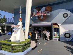 千葉県・舞浜『東京ディズニーランド』トゥモローランド

「トゥモローランド」のエリア内にあるショップ【プラネットM】の
写真。

ディズニー/ピクサー映画「トイ・ストーリー」やディズニー映画
「ベイマックス」のグッズなどが販売されています。

ミッキーマウスが発見した小さな惑星「プラネットM」で、
おもちゃの原料となる物質が発見されました。
そこでミッキーの監督の下、このショップではおもちゃが
生産・販売されています。
ディズニー/ピクサー映画「トイ・ストーリー」シリーズに登場する
リトルグリーンメンとミッキーたちとの友好的なシーンも
お見逃しなく！