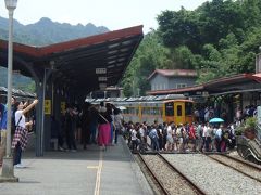 今日の最大の目的地である十分の駅に到着。

到着はしたものの....降車する乗客の多さに驚き。こちらで天燈（ランタン）に願いを込めて上げようと思っていたけど、大混雑を見て諦めることに。

ということで急遽「乗り鉄」に切り替えて平溪線の終点である菁桐駅を目指すことにした。