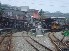 そして十分駅への進入。先頭車両から見えるホームの様子は....いままでの長閑なローカル線の雰囲気は何だったんだ？というような状況か。