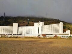 懐かしの苗場プリンスに到着
スキーに夢中だった頃によく訪れていましたが、何年ぶりだろう？
雪がない苗場は初めてです。