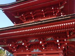 彩色豊かな三重塔