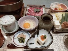 夕食はすき焼き膳。
GOTOの割引が無くても、1泊2食10,200円の夕食なので、全く期待していなかったけれど、思いがけず美味しかった。

そもそも一人旅好きで、一人で食事も全然平気なのだが、宿の夕食を一人で食べるのは苦手。やだなやなだと思いながら行きましたが、私の他にも数人のおひとり様がいました。時代でしょうか。