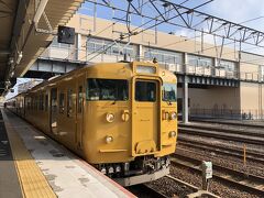 
続いて電車で下関まで向かいます

リーズナブルな旅なので、新幹線は使わず
ゆらゆら電車で長旅です。

黄色い電車かわいい