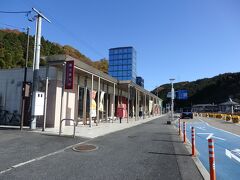 さて、本日のメインイベントです。
出雲三成駅内にある、「奥出雲町観光協会」で商品券を受け取る事。
この建物の一番手前が観光協会です。
駐車場も横にあります。
こには観光協会と産直市、駅が合体しています。