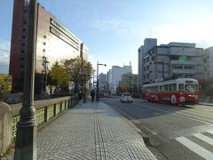 金曜日の午後3時、人通りが少ない富山の街、今夜のホテルが見えてきた