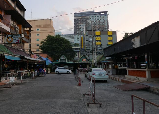 夕方の散歩で．．．パタヤクランの通りから入っています、正面、横の通りがソイ7は静かです。<br />