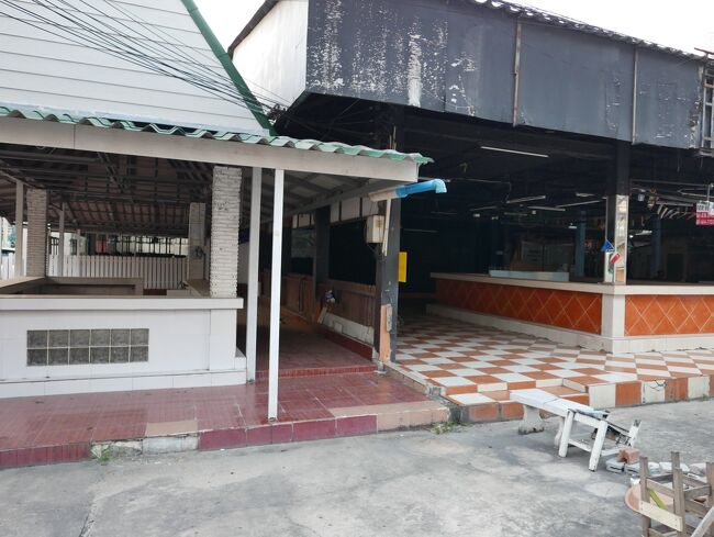 バービアは空き家です、ソイ7の中ほど角店。