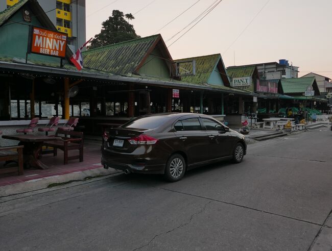 直進するとビーチに出ますが店は開いていません。