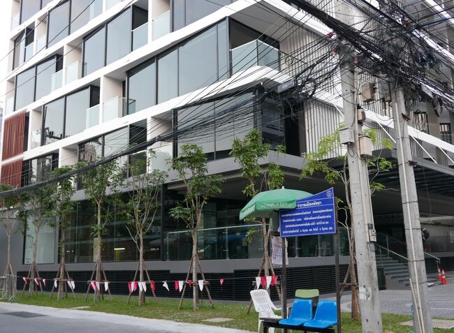 ソイ7～8に抜ける道路、3ケ月前？に完成したホテルも営業できず。