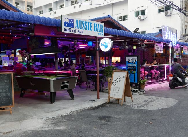 サンシャインホテル近くのバービアは数店営業中でした。