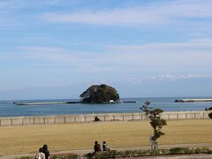 超お天気良かったので、展望台から立山連峰が見えました。
写真だとイマイチですが･･･。
バスに戻ると運転手さんが写真撮った？と聞いてきました。
ツアーで一眼レフカメラ持っている人はあまりいませんからね。
こんな綺麗に見えることはほとんどないと言っていました。