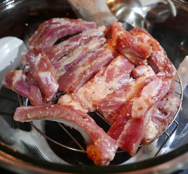 午前中パタヤタイの市場から買ってきた豚のスペアリブに味付けしています。