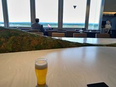 ANAラウンジでビール飲んで少しでも元を取るぞ（ザ・一般国民の発想）。ここ新千歳空港のANAラウンジは外の飛行機が見えるのでとても良いです。