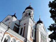 アレクサンドル・ネフスキー大聖堂。

エストニアがロシア帝国の一部であった時代に建てられたロシア正教会。

タリン旧市街周辺とは一風変わった面持ちで、外観がとてもきらびやかなのでひと際目立ちます。

エストニアはロシアの隣に位置しており、かつて帝政ロシアの支配を受けていました。

エストニアがやっとの思いでロシアから独立を実現したときに、このアレクサンドル・ネフスキー大聖堂をそのまま残すか、壊すか、当時問題になったそうです。

歴史を知ると、建造物の様々な背景が見えてきて感慨深いですよね。

