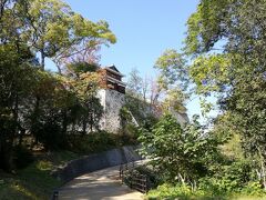 リフトを降りて緩やかなスロープを登っていくと、お城の建物が見えてきます。