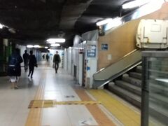 いきなりブレてますが青山一丁目駅構内。
あまりにもフラりと行きすぎて、電車を降りたもののイチョウ並木に近い出口がどちらかもわからない。
駅構内に出口と簡単な近隣案内図がないかと期待していたのですが、工事中で見つけられませんでした。