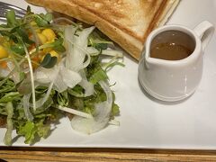 ホテルの朝食は食べすぎてしまうのと、食べたいお店もあり過ぎて朝食無しプランを選択。
ホテルから洞爺湖方面の
通り道を中心に探した駐車場ありの「絆珈琲店」でモーニングです。
こちらは卵ホットサンドセット、サイフォンで入れたコーヒーで２杯分と量もたっぷりで650円♪
店内もビニールカーテンで仕切られていて安心　とても丁寧な接客の店主さんでした　リピーターさんが多そうな良いお店でした
札幌市内から支笏湖、洞爺湖方面に行く方面に行く方おすすめです


