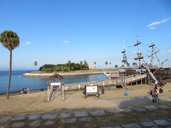 大分方面に車を進め、田ノ浦ビーチ。

綺麗な砂浜や人工島、船のオブジェも整備された綺麗なビーチです。
由美さんも恋人の聖地に認定したとかｗ