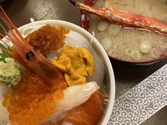 小樽の観光系のお店はほとんどが18：00に閉まってしまうので
貴重な夜営業で海鮮丼が頂ける　小樽たけの寿司で晩御飯。