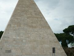 ピラミデ駅に乗り継ぐついでに見学

これなんちゃってピラミッド型モニュメントだと思ってたんですが、２０００年以上前ローマ時代のお偉い官僚のお墓だったとか。びっくりしました。
