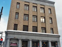 小樽運河ターミナルに寄り道します。1922年（大正11年）築の旧三菱銀行小樽支店です。