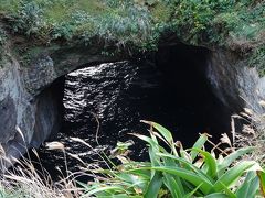 そして、ここが天然記念物の「天窓洞」。
岩石の浸食でできていて、洞くつめぐりクルーズのハイライトとか！