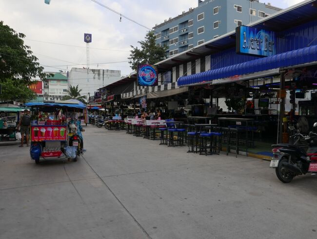 18日　17：01　散歩でソイブアカーオ通りから少し入ったスリータウンのバービアを一周する。