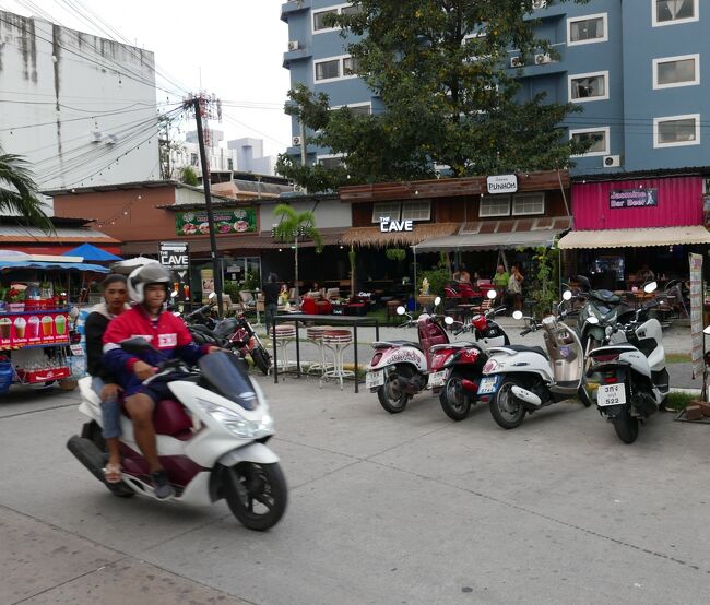 散歩でスリータウンのバービアを一周する。