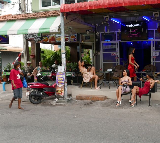 ソイブアカーオ通り．．．綺麗でスタイルの良い男性軍