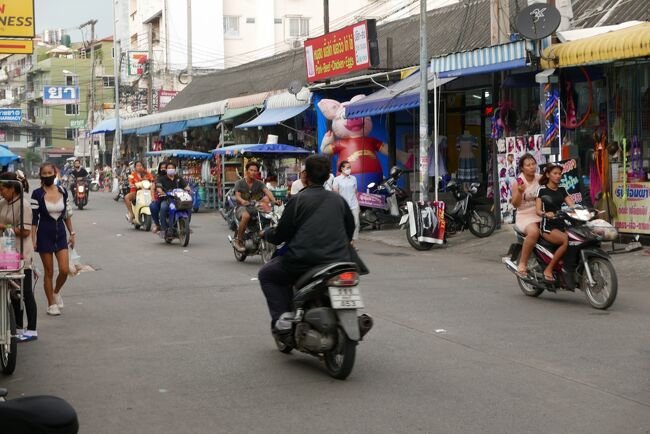 セカンドロードに比べて車、オートバイ、人が多く、営業してる店も多いソイ.ブアカーオ通りだ。