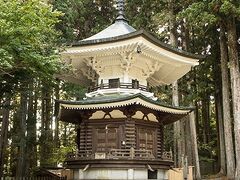 一見するととても静かな佇まいをみせている六角経蔵ですが、実は経蔵の基壇のあたりに把手がついていて、回すことができるようになっています。
この部分は回転するようにできており、一回りすれば一切経を一通り読んだときと同じ徳をえることができるといわれています。
ただなかなか重いので、3回も右回りで回したら、腰を痛めたほど。
以前の六角経蔵は、蔵全体が回転したそうなのですが、現在では取っ手のついている部分だけが回るようになっています。
