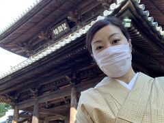 おはようございます。
２日目の朝、予定どおり着物を着ておでかけします。
ホテルからタクシーで建仁寺へ京都最古の禅寺だそうです。
三門の前で
マスク姿だから顔出ししちゃいます（笑）
