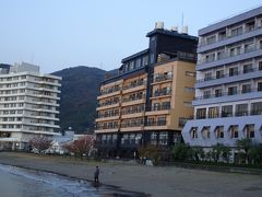 16時過ぎに、本日のお宿、土肥温泉「たたみの宿　湯の花亭」（茶色のお宿）に到着！
やっぱり海の真ん前です。