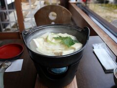 上に湯葉が載った湯豆腐
タレにはおろし生姜とすりゴマを加えていただきます。