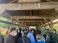 伏見稲荷を出た後は隣駅の東福寺に向かいます。
ガイドブックを見たときから気になっていた場所なのですが、土曜日ということもありすごい人です。

