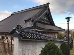 そのお向かいには東本願寺の別院。教会にお寺。和洋折衷です。