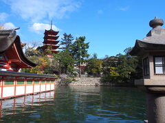 厳島神社の中から五重の塔を