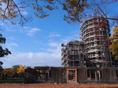 たっぷり睡眠・休息をとったので、
翌日は、まず原爆ドーム近辺へお出かけ。
修復中だった・・・