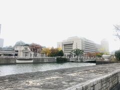 その向かい側に流れているのは堂島川。

川向こうには日本銀行大阪支店（写真左）や大阪市役所（写真右）が見えています。