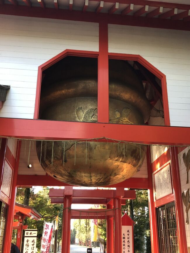 次は日本一の大鈴がある箱崎八幡神社へ。ここの大鈴は、高さ4m、直径3.4m、重さ5トンもある大鈴です。