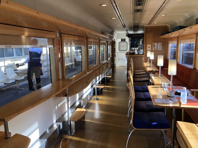 今回乗ったのはカウンター席のある車両。
