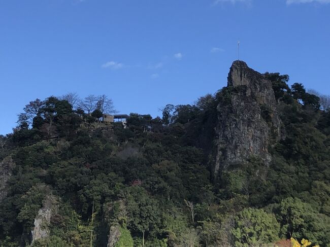 かなり高い場所にあるモノレール。温泉や美術館があるらしいです。スタッフの方が観光スポットをその都度案内してくださいます。